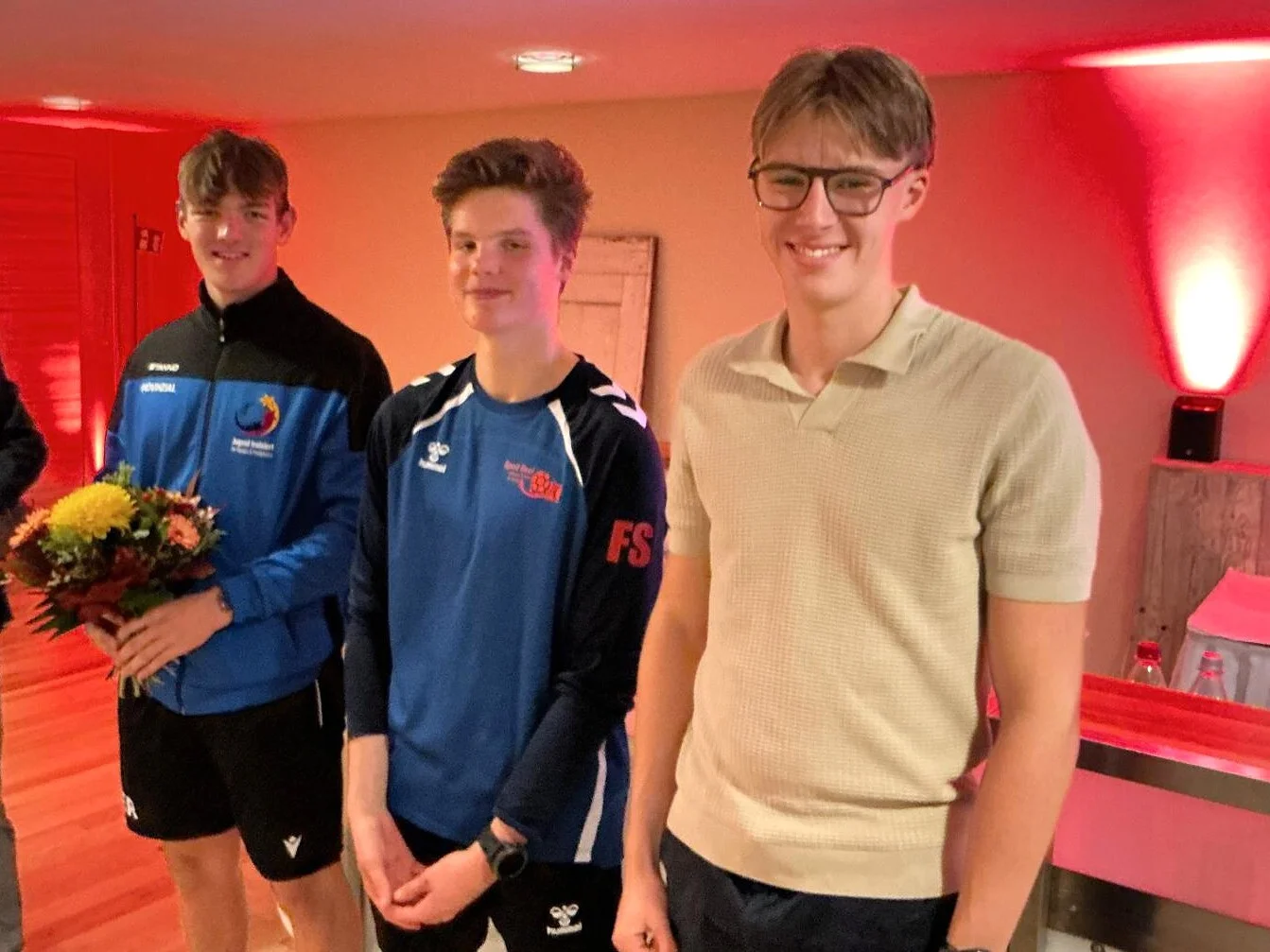 Bild: Pepe Jonuscheit (3. Platz bei der JWM im 8+, 1. Platz bei der DJM im 8+ und 3. Platz bei der DJM im 4+), Friis Schirm (2. Platz bei der DJM im 4+ und 6. Platz beim Coupe de la Jeunesse im 4-) und Max Mützelburg (1. Platz bei der DJM im 8+, 2. Platz bei der DJM im 4+, 1. Platz beim Coupe de la Jeunesse im Mix8+ und 2. Platz beim Coupe de la Jeunesse im 8+)