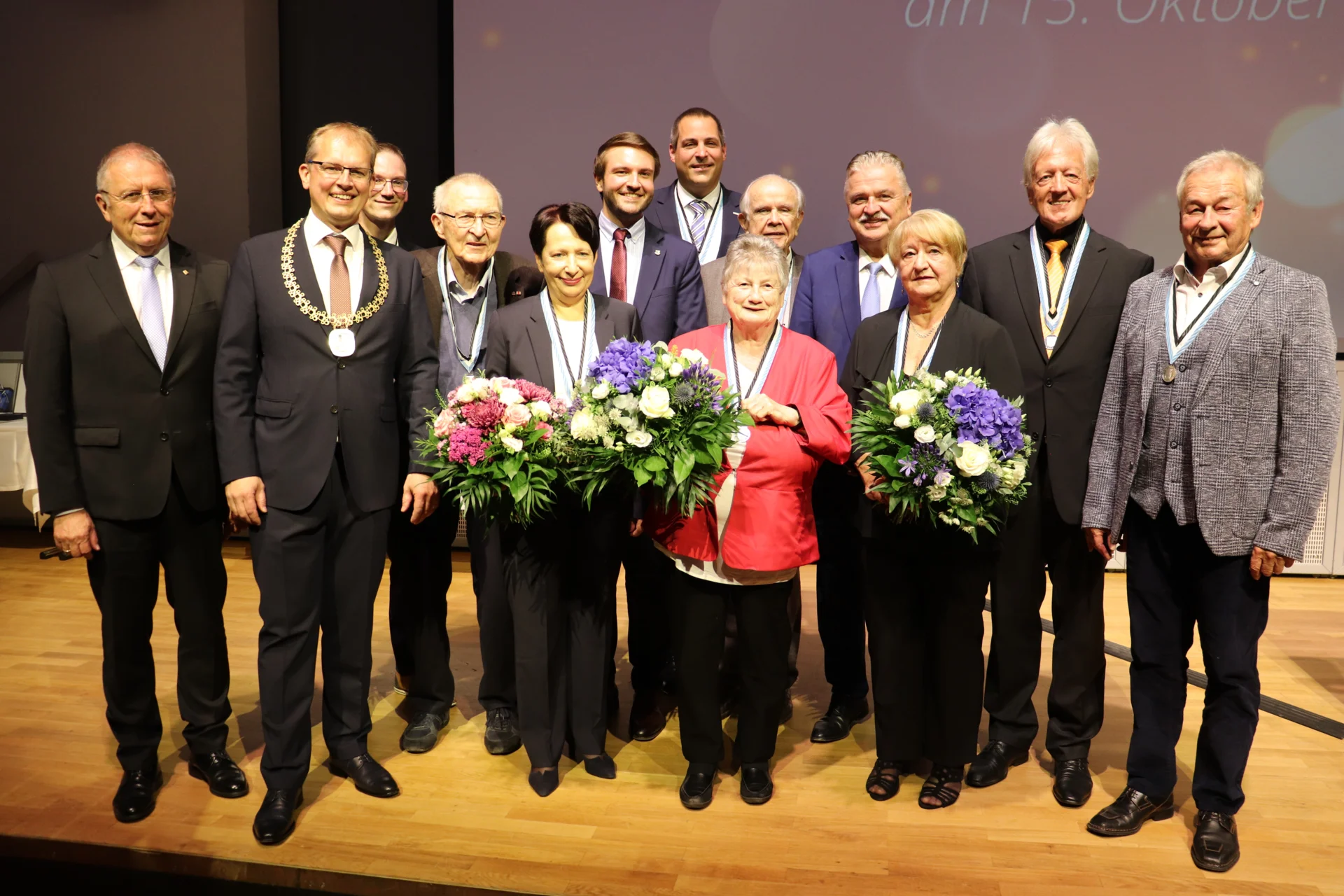 Bild: Sechs Kulmbacher Stadtmedaillen und eine Silberne Bürgermedaille hat die Stadt beim Ehrungsabend in der Dr.-Stammberger-Halle an verdiente Persönlichkeiten verliehen. Unser Bild zeigt (von links) Bezirkstagspräsident und Ehrenbürger Henry Schramm, Oberbürgermeister Dr. Ralf Hartnack, Dritten Bürgermeister Simon Moritz, Bernd Winkler, Brigitte Angermann, Landrat Jonas Gleich, Maximilian Türk, Rita Reuschlein, Ehrenbürger Hans Albert Ruckdeschel, Landrat a. D. Klaus Peter Söllner, Helga Kern, Hans Beyer und Werner Kintzel (Bildquelle: Stadt Kulmbach).