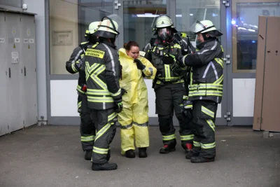 Verletzte werden gerettet  (Bild vergr&ouml;&szlig;ern)