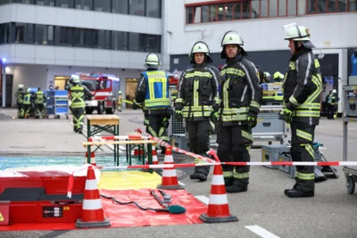 Mannschaft am Dekon-Platz  (Bild vergr&ouml;&szlig;ern)