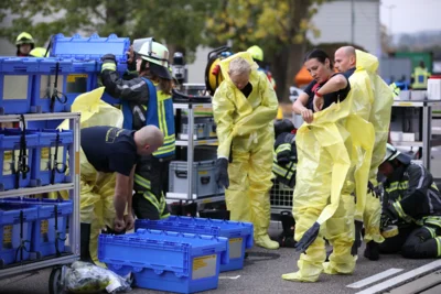 Ausr&uuml;sten der Einsatzkr&auml;fte  (Bild vergr&ouml;&szlig;ern)