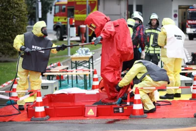 Dekontamination von Einsatzkr&auml;ften  (Bild vergr&ouml;&szlig;ern)