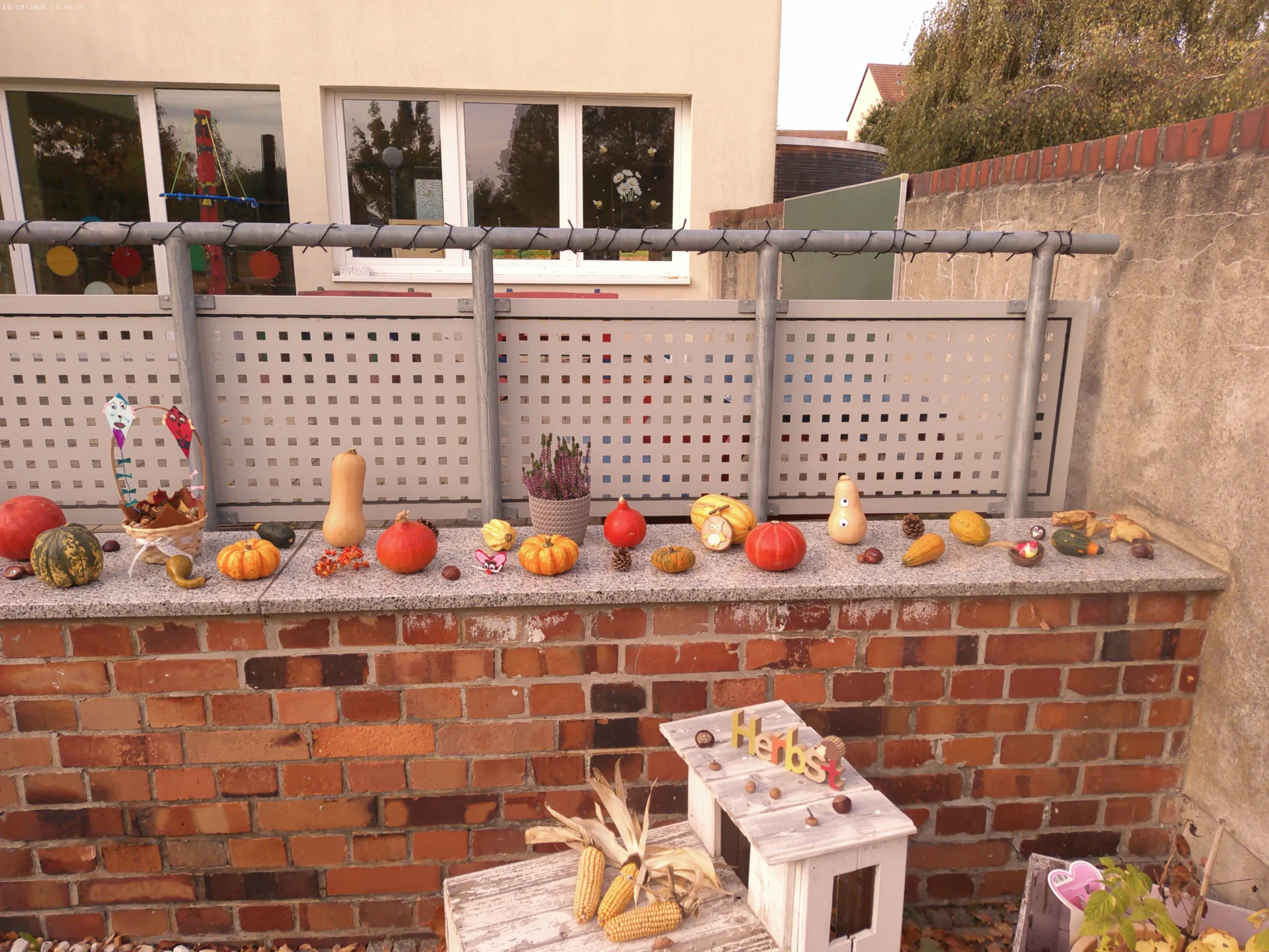 Bild: Unser herbstlicher Eingangsbereich kann sich sehen lassen.