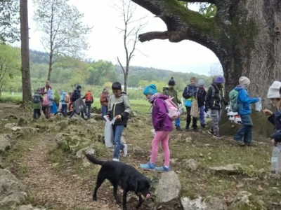 Kinder mit Hund  (Bild vergr&ouml;&szlig;ern)