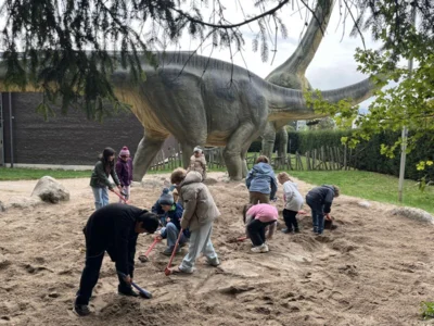 Kinder im Urwelt Museum  (Bild vergr&ouml;&szlig;ern)