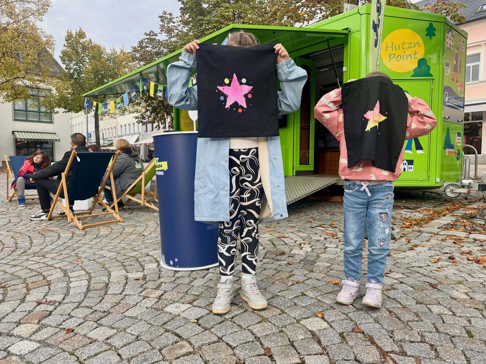 Bild: Es werden Taschen und Snacks aus aller Welt angeboten