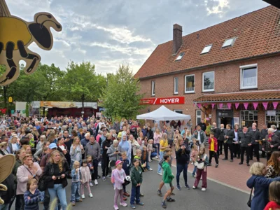 Er&ouml;ffnung Publikum  (Bild vergr&ouml;&szlig;ern)