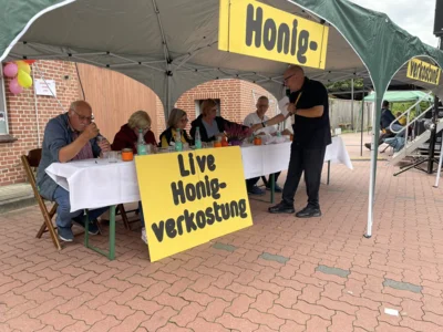 Jury bei der Honigverkostung  (Bild vergr&ouml;&szlig;ern)