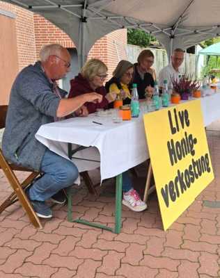 Live-Honigverkostung  (Bild vergr&ouml;&szlig;ern)