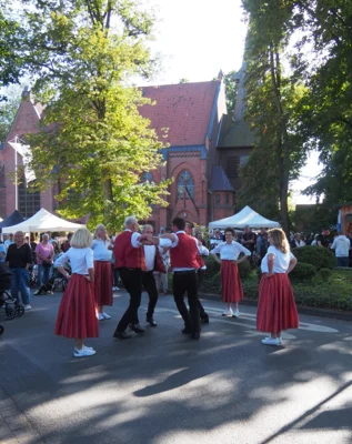 Volkstanzgruppe Sonja Meyer  (Bild vergr&ouml;&szlig;ern)