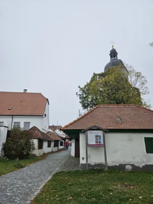 Der Frauen- und M&uuml;tterverein Prackenbach-Krailing organisierte eine Halbtagesfahrt zum Bogenberg, bei dem auch das Gel&auml;nde rund um die Kirche erkundet wurde.  (Bild vergr&ouml;&szlig;ern)