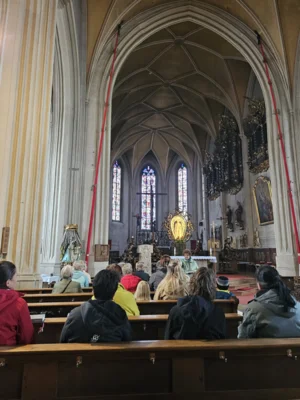 Es folgte ein Besuch im Inneren des Gotteshauses mit Informationen zur &bdquo;Holzkirchener Kerzenwallfahrt&ldquo; und einer kurzen Andacht.  (Bild vergr&ouml;&szlig;ern)