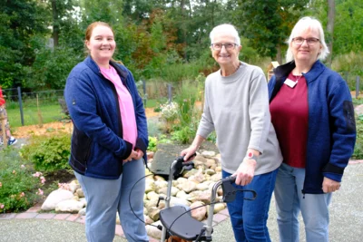 Laura Hansen, Gisela Eberhardt und Malena Lemke vor dem Sprudelstein. 