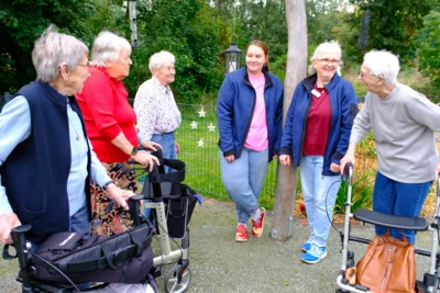 Gut gelaunt f&uuml;hren vier Damen der Dienstagsgruppe durch den Garten am Tagestreff: Von links Hedi Lubowitz, Rosemarie Eckhoff, Hannemarie Rolfs, Laura Hansen (Pflegedienstleitung), Malena Lemke (stv. Pflegedienstleitung) und Gisela Eberhardt. 