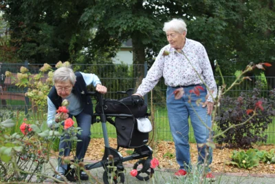Hedi Lubowitz (links) und Hannemarie Rolfs lieben die duftenden Rosen 