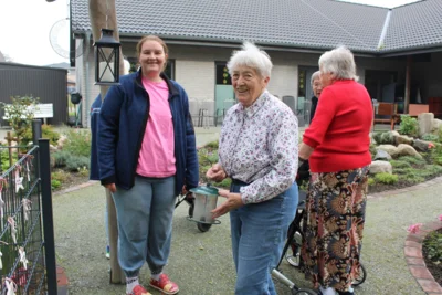 Laura Hansen und Hannemarie Rolfs k&uuml;mmern sich um ein Futtersilo f&uuml;r die Winterf&uuml;tterung am Vogel-Tower. 