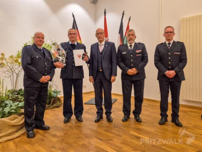 Aus Wilmersdorf bekam Andreas Brekau die Medaille in Kupfer f&uuml;r zehn Jahre Treue Dienste. Foto: Stadt Pritzwalk  (Bild vergr&ouml;&szlig;ern)