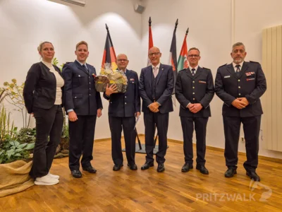 Von der Ortsfeuerwehr Falkenhagen erhielt Jan Kiewert die Treuemedaille in Silber f&uuml;r 30 Jahre. Foto: Stadt Pritzwalk  (Bild vergr&ouml;&szlig;ern)