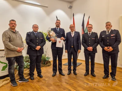 Aus Beveringen erhielt Jonas Lange eine Treuemedaille in Kupfer f&uuml;r zehn Jahre Treue Dienste. Foto: Stadt Pritzwalk  (Bild vergr&ouml;&szlig;ern)