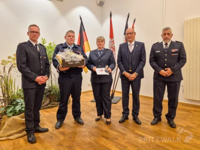Kameradin Kerstin Schr&ouml;der aus Sarnow erhielt die Medaille in Gold f&uuml;r 40 Jahre. Foto: Stadt Pritzwalk  (Bild vergr&ouml;&szlig;ern)