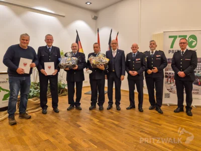 Von der Ortsfeuerwehr Sch&ouml;nhagen wurden Uwe Sellmann f&uuml;r 30 Jahre Jahre (Silber) und Norbert Ewald f&uuml;r 50 Jahre (Gold) ausgezeichnet. Foto: Stadt Pritzwalk  (Bild vergr&ouml;&szlig;ern)