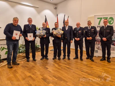 Von der Ortsfeuerwehr Sch&ouml;nhagen wurden Uwe Sellmann f&uuml;r 30 Jahre Jahre (Silber) und Norbert Ewald f&uuml;r 50 Jahre (Gold) ausgezeichnet. Foto: Stadt Pritzwalk  (Bild vergr&ouml;&szlig;ern)