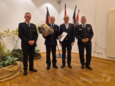 Toralf Kintzel aus der Ortsfeuerwehr Pritzwalk bekam die Medaille in Silber f&uuml;r 30 Jahre Treue Dienste. Foto: Stadt Pritzwalk  (Bild vergr&ouml;&szlig;ern)