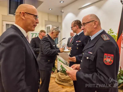 Toralf Kintzel (r.) und Norman Feuerb&ouml;ter (hinten rechts) werden zum Brandinspektor bef&ouml;rdert.  (Bild vergr&ouml;&szlig;ern)