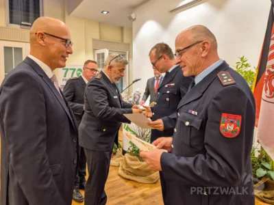 Toralf Kintzel (r.) und Norman Feuerb&ouml;ter (hinten rechts) werden zum Brandinspektor bef&ouml;rdert.  (Bild vergr&ouml;&szlig;ern)