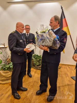 Ulf K&ouml;hlert erh&auml;lt von Kreisbrandmeister Christian Reisinger einen Ehrenteller f&uuml;r 50 Jahre Treue Dienste. Foto: Stadt Pritzwalk  (Bild vergr&ouml;&szlig;ern)