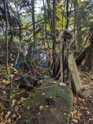 Auch Spinnen f&uuml;r das gro&szlig;e Spinnennetz im Wald entstanden.  (Bild vergr&ouml;&szlig;ern)