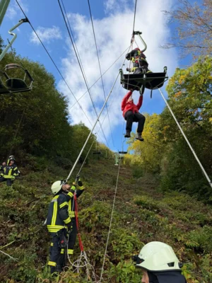 Foto des Albums: Feuerwehr übte an der Rietburgbahn Edenkoben für den Ernstfall.