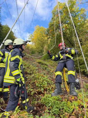 Foto des Albums: Feuerwehr übte an der Rietburgbahn Edenkoben für den Ernstfall.