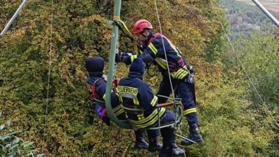 Foto des Albums: Feuerwehr übte an der Rietburgbahn Edenkoben für den Ernstfall.