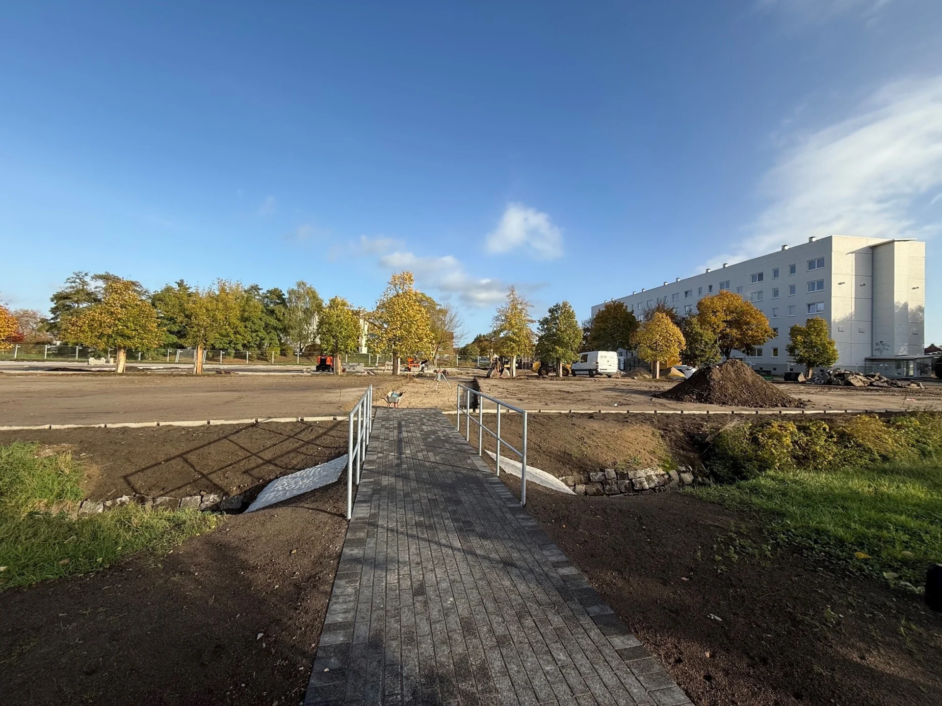 Bild: Sowohl die Zuwegung von der Maxim-Gorki-Straße als auch die Verbindung zum neu entstehenden Parkplatz an der Schwimmhalle werden erneuert.