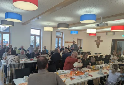 B&uuml;rgermeister Andreas Eckl gab beim Herbstfr&uuml;hst&uuml;ck im Prackenbacher B&uuml;rgerhaus einen &Uuml;berblick &uuml;ber aktuelle Themen in der Gemeinde.  (Bild vergr&ouml;&szlig;ern)