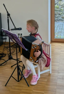 F&uuml;r musikalische Unterhaltung sorgte Nachwuchsmusikerin Clara Wittmann.  (Bild vergr&ouml;&szlig;ern)