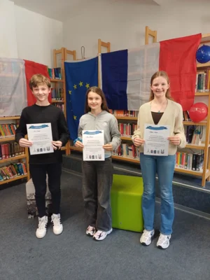 Die Sieger des diesj&auml;hrigen Vorlesewettbewerbs Franz&ouml;sisch: Anni Becker (Mitte), Nils Deser (links) und Valea Klahr (rechts)  (Bild vergr&ouml;&szlig;ern)