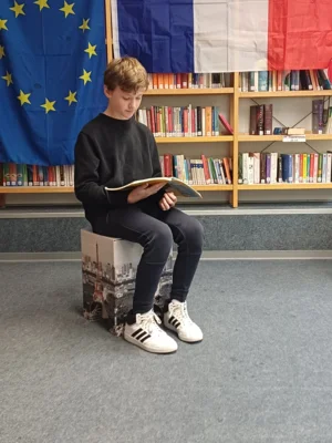 Nils Deser (8c) liest seinen Text vor  (Bild vergr&ouml;&szlig;ern)