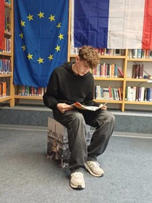 Leopold D&eacute;us (8b) beim Vorlesen seines Textes  (Bild vergr&ouml;&szlig;ern)