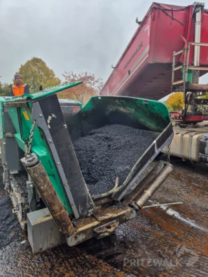 Foto des Albums: Die Asphaltdecke im Kreisel in Falkenhagen wird saniert