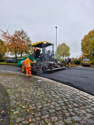 Foto des Albums: Die Asphaltdecke im Kreisel in Falkenhagen wird saniert