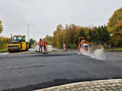 Foto des Albums: Die Asphaltdecke im Kreisel in Falkenhagen wird saniert