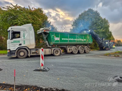 Foto des Albums: Die Asphaltdecke im Kreisel in Falkenhagen wird saniert
