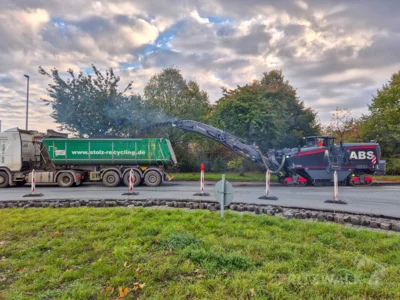 Foto des Albums: Die Asphaltdecke im Kreisel in Falkenhagen wird saniert