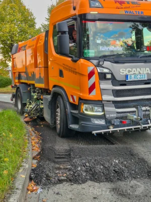 Foto des Albums: Die Asphaltdecke im Kreisel in Falkenhagen wird saniert