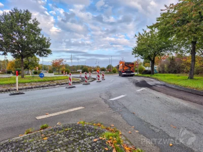 Foto des Albums: Die Asphaltdecke im Kreisel in Falkenhagen wird saniert