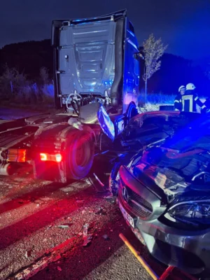 Foto des Albums: Einsatz H E-CALL Y - VU Meldung aufgrund eCall-Notruf-Eingang in PKW/LKW vom 27.10.