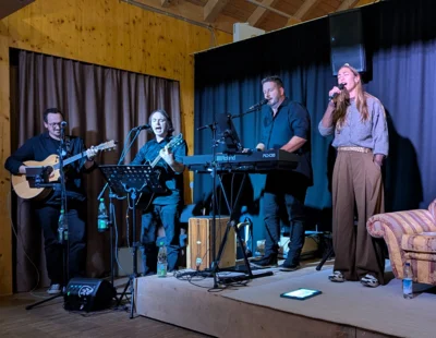 Powerfrau Anna Hastreiter (v.r.) stellte sich nach ihrem Interview ans Mikro und performte mit der Boy Band des Abends, Sebastian Hagengruber, Sebastian Mayer und Tobias Stiedl, den Song &bdquo;Nothing&acute;s gonna stop us now!&ldquo;  (Bild vergr&ouml;&szlig;ern)