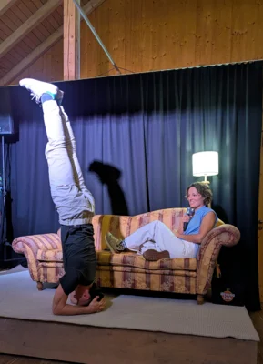 Yoga-Lehrer Jochen L&uuml;mmen nahm die Herausforderung von Lisa-Marie H&ouml;gerl an und zeigte einen Kopfstand auf der B&uuml;hne.  (Bild vergr&ouml;&szlig;ern)